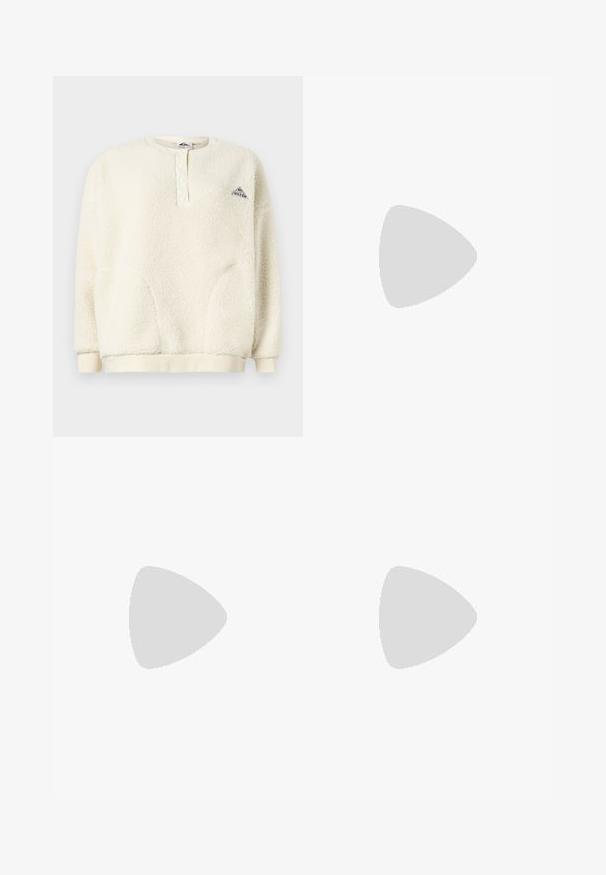 Pullover in pile color crema con maniche lunghe, pattina del colletto con bottoni, polsini e orlo a costine, e piccolo logo triangolare sul petto.; Shorts a stampa leopardata in marrone e nero, con elastico in vita e strisce laterali bianche. Realizzati in materiale leggero e liscio.; Sneakers in pelle beige con tre strisce orizzontali, punta rotonda, suola piatta in gomma marrone e rivestimento in tessuto morbido sul colletto e sulla linguetta.; Borsa a spalla nera con texture imbottita, forma arrotondata e spallaccio largo, caratterizzata da un logo impresso sul fronte.