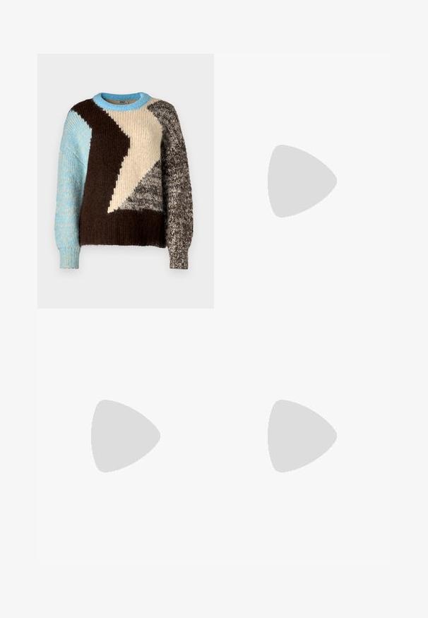 Strickpullover mit einem Farbblockdesign in Creme, Braun, Hellblau und Grau, mit unterschiedlichen Texturen und einem runden Ausschnitt.; Hellblaue weit geschnittene Jeans aus Denim, mit hoher Taille, fünf Taschen und sichtbaren Nähten entlang der Säume.; Hellgraue Sneaker aus Wildleder und Mesh, mit drei weißen Streifen, runder Zehenpartie und einer Sohle aus Gummi. Goldenes Logo-Detail nahe der Schnürsenkel.; Frau mit langen dunklen Haaren, die einen schwarzen Anzug trägt und eine schwarze Lederschultertasche hält, schaut über ihre Schulter vor einem weißen Hintergrund.; Silberne Creolen mit minimalistischem Design. Rundform, glatte Oberfläche und dünnes Profil. Leichtgewichtig mit hochglänzender Oberfläche.