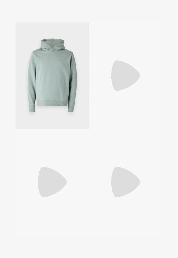 Calvin Klein ENLARGED BACK LOGO HOODIE - Majica s kapuljačom - slate gray; Bijela pamučna majica kratkih rukava s okruglim izrezom. Ima mali crni Lacoste logo na lijevoj strani prsnog koša.; Bijele pamučne trenirke s elastičnim pojasom i suženim nogavicama. Imaju mali detalj s logotipom sa strane. Mekana tekstura, minimalni dizajn.; Plave platnene tenisice s bijelim vezicama i gumenim potplatima, prikazane s traper hlačama i sivim rebrastim čarapama, na svijetlosivoj površini.