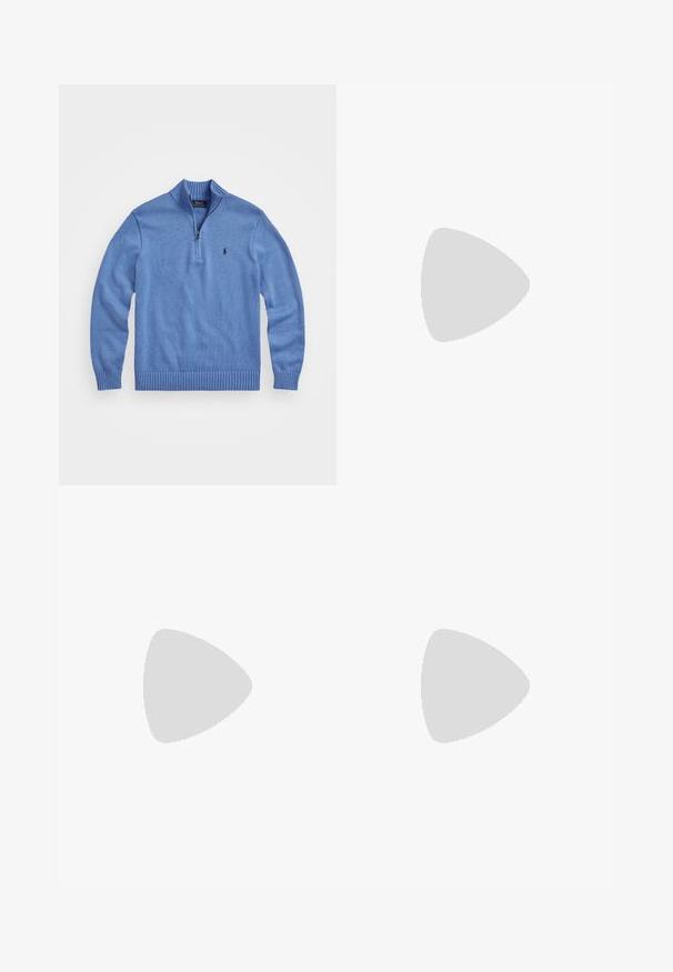 Pulôver de lã azul claro, com gola alta, fecho de correr de um quarto, punhos e bainha canelados, apresentando um pequeno logótipo no lado esquerdo do peito.; Camisa branca de mangas longas com botões, feita de algodão. Apresenta um colarinho amplo, fecho de botão e um pequeno logótipo bordado no peito.; Chinos de algodão bege com frente plana, passantes para cinto e bolsos laterais. Design de perna reta com uma textura suave e uma sensação leve e respirável.; Sapatilhas de couro brancas, design de cano baixo, com textura suave, biqueira redonda, atacadores à frente e um pequeno logótipo bordado na lateral.