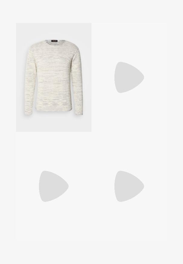 Maglione a maniche lunghe di colore crema con leggeri riflessi azzurri, dotato di scollo rotondo e motivo a maglia testurizzata.; Giacca verde oliva in cotone con chiusura a bottoni, colletto a punta e quattro tasche. Presenta una vestibilità rilassata e una texture morbida.; Jeans neri a gamba larga in denim. Caratterizzati da una vita standard, cinque tasche e accessori metallici. Dettagli cuciti lungo le cuciture.; Stivali neri alla caviglia realizzati in materiale morbido, con punta rotonda, lacci minimi e una suola in gomma testurizzata caratterizzata da scanalature verticali.