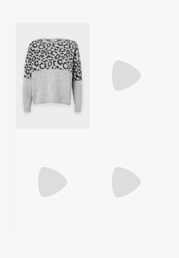 Grau gestreifter Pullover mit einem Leopardenmuster in Dunkelgrau. Verfügt über einen runden Halsausschnitt und lange Ärmel, aus einem weichen, strukturierten Material gefertigt.; Klassische blaue Denim-Jeans mit geradem Bein, fünf Taschen und Knopfverschluss. Sie verfügen über eine mittelblau gewaschene Optik und sind aus robuster Textur.; Weiße Ledersneaker mit beigen Wildlederakzenten, perforierte Zehenbox, flache Schnürsenkel und eine strukturierte cremefarbene Sohle. Mit dezentem Branding an der Ferse.; Schwarze Handtasche aus Kunstleder mit Krokodilstruktur, gerafftem oberen Teil und einem geschoppten Tragegurt. Sie wirkt weich und kompakt im Design.