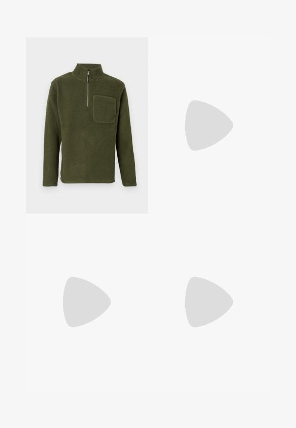 Khaki groene fleece pullover met een halve ritssluiting, een borstzak, een gestructureerd oppervlak en lange mouwen.; Grijze katoenen loungebroeken met een elastische tailleband, trekkoord en twee zijzakken; rechte pijpen, zachte textuur, zonder patronen.; Tan suède enkelboot met zwart gevoerd kraagje, gouden metalen oogjes, witte stikdetails en een robuuste rubberen zool met uitgesproken profiel.; Zonnebril met een slank, lichtgrijs kunststof frame, wikkelontwerp, donkere lenzen en een gladde textuur. Beschikken over minimale branding aan de zijkant.