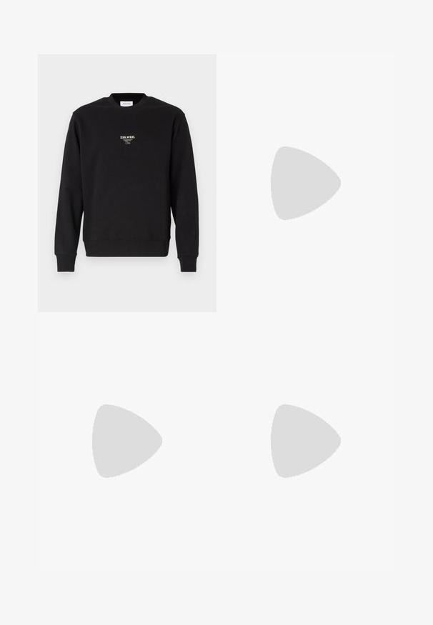 Fekete kapucnis pulóver pamut keverékből, kerek nyakkivágással, bordás mandzsettákkal és egy kis fehér logó szöveggel a mellkason. Sima textúra.; Két crew neck póló fekete és olíva zöld színben, puha pamut anyagból. A design egyszerű, rövid ujjú és egyenes szabású.; Fekete sportnadrág texturált anyagból, állítható derékkal, cipzáras oldalzsebbel és szűkített szegéllyel.; Fehér bőr sportcipők vastag krém színű talppal, tengerészkék sarok akcentussal és oldalsó logóval. Simább textúra, minimalista dizájn, fűzős záródással.
