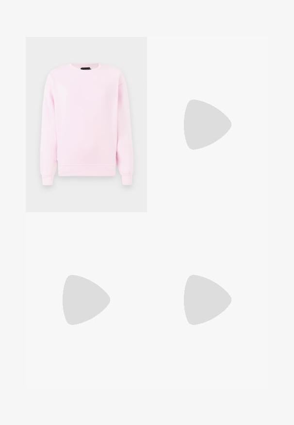 Világos rózsaszín pulóver kerek nyakkal, hosszú ujjal, bordás mandzsettával és normál fazonnal. Simább tapintás, minta vagy grafika nélkül.; Klasszikus kék farmernadrág egyenes szárú dizájnal, öt zsebbel és gombos zárással. Közepes mosású és strapabíró textúrával rendelkezik.; Fekete bőr balettcipők hegyes orral, bokakötővel és lapos talppal, sima textúrával és minimalista dizájnnal.; Fekete műbőr kézi táska krokodil bőr textúrával, összehúzható tetejű és gyűrt pánttal. Lágy és kompakt dizájnúnak tűnik.