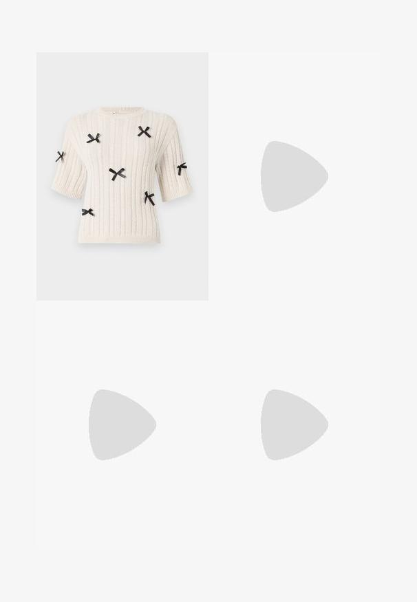Pull court crème à manches courtes avec un design de tricot à côtes texturé, présentant des accents de ruban noir répartis sur le tissu.; Pantalons évasés de couleur beige clair, fabriqués dans un tissu lisse. Dotés d'une taille classique et d'un devant plat aux lignes épurées.; Bottes noires à la cheville en cuir lisse, dotées d'une fermeture éclair sur le côté, d'un talon épais texturé et d'une conception à bout rond.; Sac à main en cuir noir avec une forme courbée, bandoulière amovible et des accessoires en or. Le sac est doté d'un rabat avec un détail de boucle.