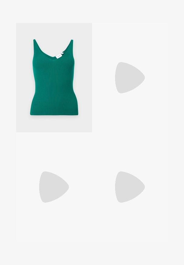 Grön ribbad tanktop med en djup V-ringning och smala axelband. Har en figurnära siluett och är tillverkad av ett mjukt, elastiskt material.; Breda jeans i svart denim med dragkedja fram, femfickorsdesign och subtila sömdetaljer. Slät textur och avslappnad stil.; Brun lackläder slingback-sko med spetsig tå och en måttlig klack. Utrustad med en spännband för säker passform. Slät textur.; Svart läderhandväska med en slät yta. Har en justerbar axelrem och en elegant, minimalistisk design med dragkedja.