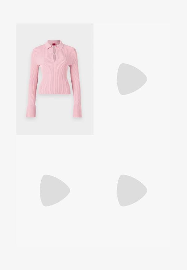 Roza rebrasta majica z dolgimi rokavi in polo ovratnikom, z izrezi v obliki ključavnice in srebrnimi gumbi. Manšete rokavov imajo širši rebrasti dizajn.; Bershka Ravne kavbojke - mottled dark grey; Črne usnjene športne čevlje z rumeno tridelnim dizajnom, okroglo konico, črnimi vezalkami in majhnim logotipom na strani. Nizkoprofilna silhueta.; Črna torbica iz umetnega usnja s krokodilovo teksturo, z zvitim vrhom in zmečkano naramico. Zdi se mehka in kompaktna v oblikovanju.