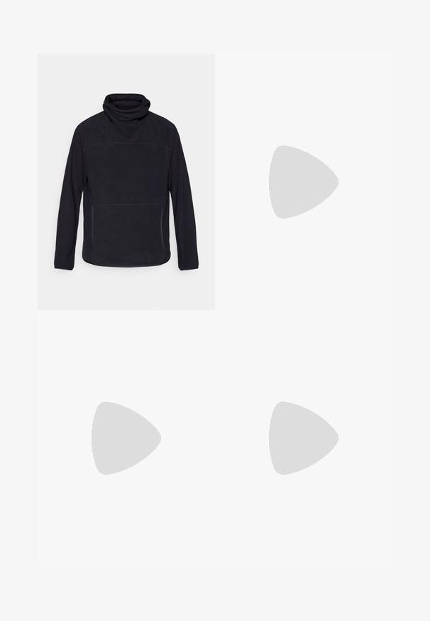 Pull noir avec col montant, manches longues et poches zippées sur le devant. Fabriqué en tissu à texture douce avec des détails de couture subtils.; Pantalons cargo noirs avec une taille élastique, deux poches zippées et une texture de tissu légère et lisse.; Chaussure de sport noire avec un dessus texturé, accents gris, détails réfléchissants et une semelle blanche épaisse arborant la marque Vibram.; Lunettes de soleil de forme rectangulaire, monture translucide grise et verres miroités avec un dégradé du vert au violet. Logo sur la branche.