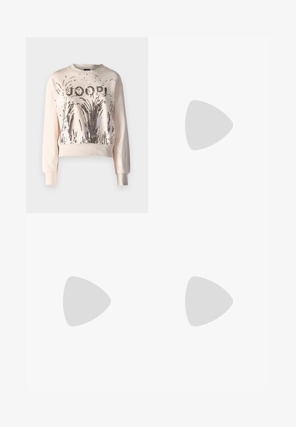 JOOP! Sportska majica - pastel pink; Crne hlače širokih nogavica glatke teksture, s elastičnom gumom označenom "Calvin Klein" u bijelom tekstu. Minimalistički dizajn.; Crne cipele s izduženim vrhom i remenom oko pete, s niskom petom, izrađene od glatke kože i s izrezbarenom stranom radi prozračnosti.; Crna torba s dva kratka ručka i uklonjivom naramenicom. Glatki materijal nalik koži s zatvaračem na zatvaranje i detaljem s logom.