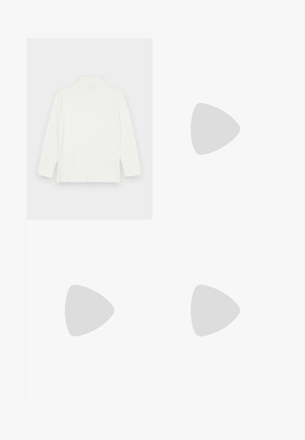 Top alb cu mâneci lungi, tip turtleneck, cu o textură netedă și croială lejeră, având un guler înalt și o tivă dreaptă. Fără modele sau accente vizibile.; Pantaloni cu picioare largi, dintr-un material moale și elastic, de culoare albastră vibrantă. Au un tiv plat și două pliseuri frontale pentru un detaliu de design suplimentar.; Pantofi cu toc slingback din piele lacuită neagră, cu vârf ascuțit și toc geometric. Prezintă un design elegant, minimalist și o textură netedă.; Geantă tote neagră din piele, cu textură netedă, formă rectangulară și două mânere lungi. Fără hardware vizibil sau ornamente.