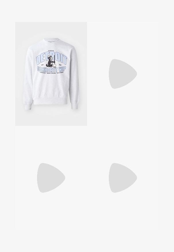 Grå hettegenser med ribbestrikkede mansjetter og kant, med et grafisk trykk av en bjørn i hjelm, og teksten "Detroit Carhartt WIP" i blått.; Hvit bomulls T-skjorte med rund hals, korte ermer, og en liten svart "W.W." logo på venstre bryst. Jevn tekstur, normal passform.; Brune bomull arbeidsbukser med rett ben-design, med frontlommer og metall detaljer for ekstra holdbarhet.; Svarte høy-hælte joggesko med hvit såle og snøring, paired med løse blå denim-jeans, hvilende på et grått rekkverk.