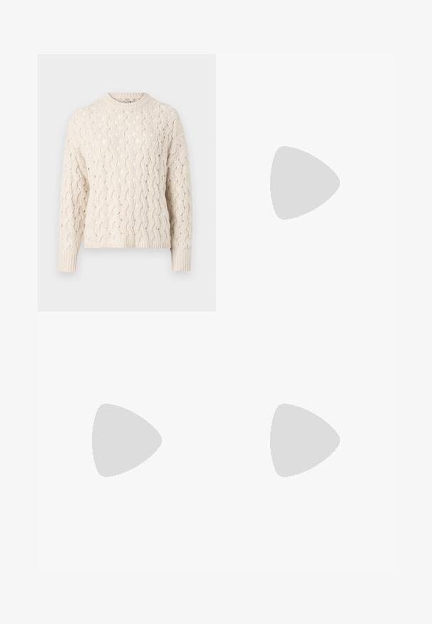 Flauschiger, cremefarbener Grobstrickpullover mit Rundhalsausschnitt, langen Ärmeln und gerippten Bündchen, der ein strukturiertes Muster aufweist.; Hellblauer Denim-Maxi-Rock mit geradem Design, vorderer Knopfverschluss und sichtbaren Nähten. Verfügt über zwei Fronttaschen.; Weiße Leder-Sneaker mit einer dicken weißen Sohle, schwarzem Wildlederakzent an der Ferse und geprägtem Logo an der Seite. Schnürdesign mit sechs Ösen.; Silberne Creolen mit einer glatten, glänzenden Oberfläche. Abgerundete Form, leichtes Design, mit einer Steckverschluss. 