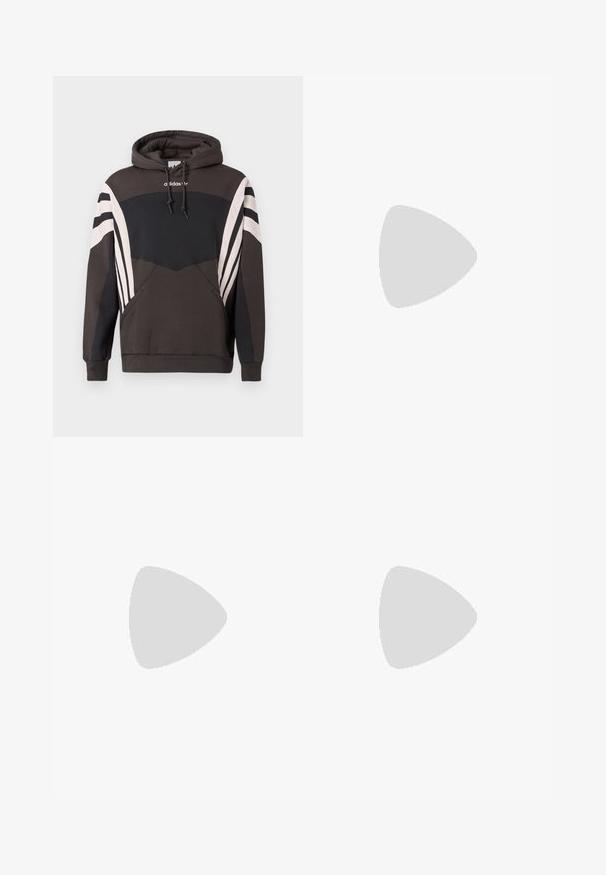 Tmavě šedá a černá mikina Adidas s bílými pruhy na rukávech a přední kapse, s kapucí se stahovací šňůrkou a logem na hrudi.; Světle modré džíny s rovnými nohavicemi, středním pasem, pěti kapsami a zapínáním na knoflík a zip.; Kotníkové tenisky z černé a béžové semiše, s perforovanou špičkou, béžovou stélkou, černými tkaničkami a stříbrným logem na boku.; Námořnický batoh s červenými akcenty, několika zipovými přihrádkami, nášivkami s logem a nastavovacími popruhy. Vyrobeno z odolné tkaniny.