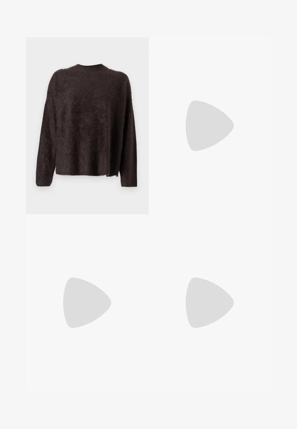 Maglione marrone scuro, morbido e peloso, con un collo alto e maniche lunghe; vestibilità ampia e texture soffice, con orlo leggermente accorciato.; Pantaloni neri su misura con un design a gamba dritta, caratterizzati da una texture liscia e pieghe ben definite sul davanti. Senza hardware visibile.; Scarpa flat con punta affilata in pelle beige con suola nera bassa. L'interno presenta un rivestimento nero a contrasto. Texture liscia, senza motivi.; Borsa a mano in pelle nera con un design strutturato, caratterizzata da una forma corta, manico superiore e accessori in metallo dorato. Inclusa tracolla regolabile.