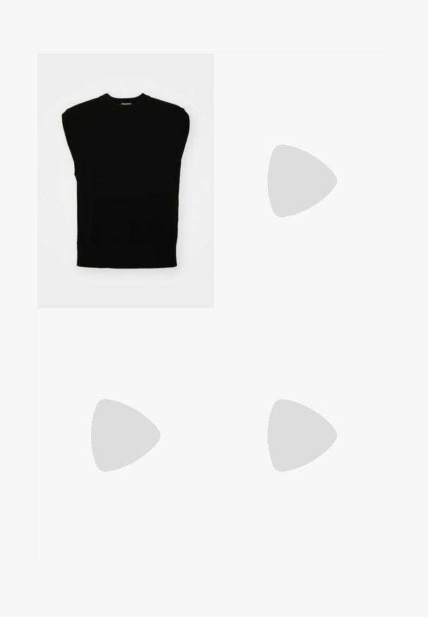 Weekday ISAK VEST - Pullover - black dark; Jean en denim bleu clair avec une coupe droite, présentant une taille mi-haute, cinq poches, et une fermeture à bouton et à fermeture éclair.; Mocassin en cuir noir avec un accent à frange, doté d'une semelle épaisse noire et d'une couture jaune le long du bord. Fini texturé.; Collier en métal argenté à trois couches présentant des chaînes flexibles et élégantes avec un léger éclat, sécurisé par un fermoir en forme de homard et une chaîne ajustable.
