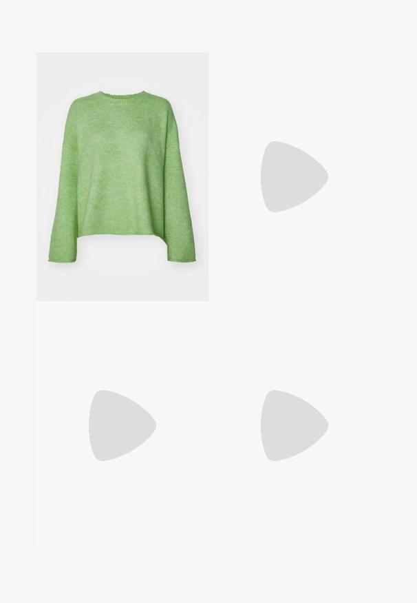 Svetlo zelena majica iz mehkega pletenega materiala, z okroglo izrezom, ohlapnim krojem in dolgimi rokavi z rebrastimi manšeti.; Bershka WIDE-LEG - Široke hlačnice - black; Črne drsne sandale z dvema zlatima zaponkama, gladkega materiala, ravnim podplatom in minimalističnim dizajnom.; Črne in zlate sončne očala z zelenimi lečami, v obliki mačjih oči, z kovinskimi detajli in teksturiranim okvirjem.