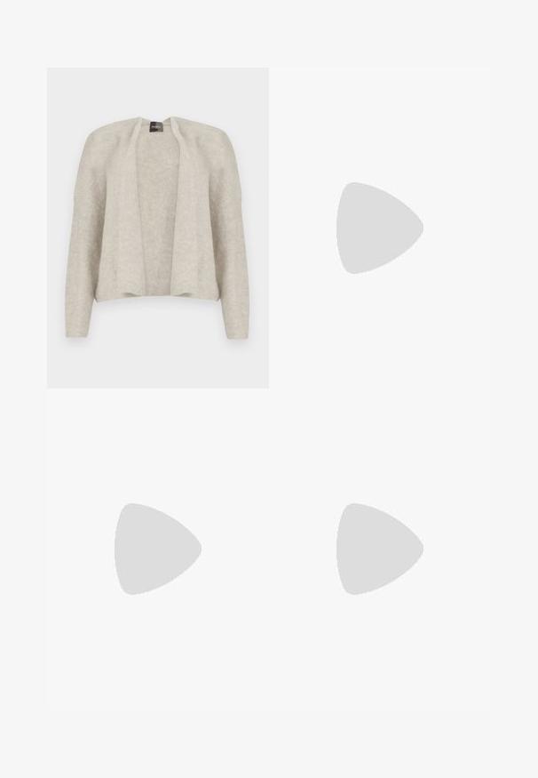 Cardigan gris clair avec une ouverture frontale, fabriqué dans un tissu doux et texturé. Il présente des manches longues et une coupe décontractée. Sans fermetures.; Une jupe à mi-longueur en tissu léger avec un motif abstrait beige, marron et vert. Elle présente une taille ajustée et une coupe fluide.; Baskets blanches en matériau synthétique lisse, avec un bout arrondi, un design à lacets, une semelle plate et des détails perforés discrets.; Sac à épaule en faux cuir brun, de forme arrondie, avec des coutures minimales et un accent en matériel doré. Il possède une fermeture zippée sur le dessus et une sangle réglable.