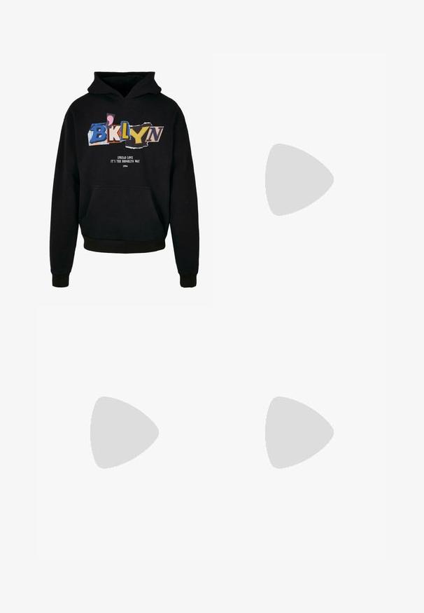 Czarna kangurka z przednią kieszenią, z kolorowym graficznym napisem "BKLYN" oraz "Spread Love, It's The Brooklyn Way" w kolorze białym, 1994.; Khaki spodnie cargo z elastycznym pasem i sznurkiem, z bocznymi kieszeniami i ściągaczami przy kostkach. Wykonane z teksturowanego, lekkiego materiału.; Białe skórzane sneakersy z perforacjami, okrągłym noskiem, płaską podeszwą i grubymi sznurówkami, z widocznym logo swoosh i napisem „AIR” na pięcie.; Czarne okulary przeciwsłoneczne z prostokątną oprawką i ciemnymi soczewkami. Wykonane z błyszczącego plastiku, z kanciastym wzornictwem i smukłymi zausznikami.