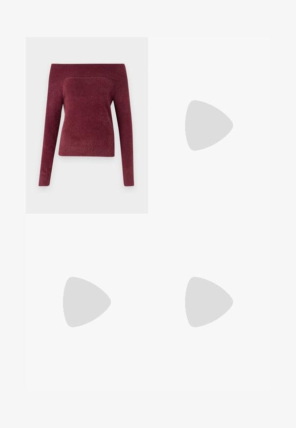 Suéter burdeos de un solo hombro en una suave tela texturizada; forma ajustada con una manga larga y un amplio escote acanalado.; Pantalones de pierna ancha negros con cintura alta, detalles de botones en la cinturilla y pliegues en la parte delantera.; Botín de charol negro con punta afilada y un tacón de bloque de altura media. Textura suave y diseño minimalista.; Bolso tote de cuero negro con dos asas largas, textura suave y forma estructurada. Cuenta con un bolsillo frontal para almacenamiento adicional.