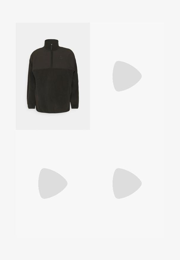 Svart fleece genser med høy krage, halv glidelås og tonalt logo-detalj på brystet. Har en teksturert overflate.; Hvit kortermet t-skjorte laget av bomull, med rund hals og en jevn tekstur, rett snitt og uten mønstre.; Lys blå denimjeans med rett ben, knappestolpe og fem lommer. Synlig falming på lårene; sydd detaljer i oransje.; New Balance treningsko med overdel i netting, hovedsakelig hvit med grå og marineblå detaljer, med en dempet såle og teksturerte detaljer.