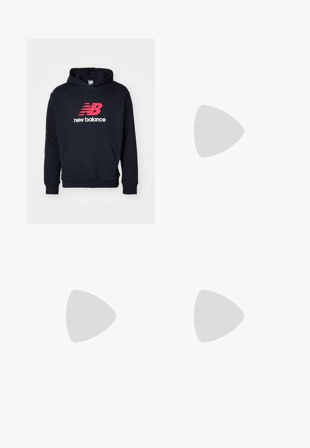 Svart hoodie med en stor röd och vit "New Balance" logotyp på framsidan, med en känguruficka och ribbad mudd.; Vit kortärmad T-shirt med rund halsringning och en liten svart New Balance-logotyp på vänster bröst, mot en enfärgad bakgrund.; Svarta sweatpants gjorda av mjukt material med elastisk midja, snörning och smalnande mudd, med en subtil logotyp på sidan.; Svart löparsko med en kombination av mesh och syntetiska material, kraftig sula, rundad design och framträdande varumärkning på sidan.