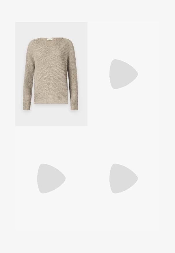 Maglione lavorato a maglia beige chiaro con scollo a v, maniche lunghe e motivo strutturato con polsini e orlo a coste.; Jeans neri a palazzo realizzati in denim. Presentano una chiusura con bottone, cinque tasche e una texture liscia. La gamba svasata inizia sotto il ginocchio.; Sneaker grigio chiaro con suola piattaforma. Presenta una tomaia in tessuto morbido, punta rotonda e accenti argentati sul tallone e sui fori per i lacci.; Borsa tote in pelle nera con texture liscia, forma rettangolare e due manici lunghi. Nessun hardware o decorazione visibile.