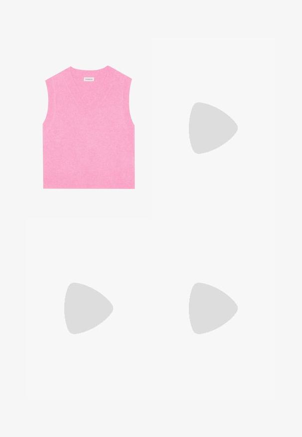 Even&Odd Pulover - pink; Jeans širokih nogavic v srednji modri barvi, z visokim pasom, gumbom in kontrastnimi navpičnimi šivi spredaj.; Bershka Sandali z visoko peto - black; Bela sintetična torbica v obliki trikotnika, z ravnim sprednjim poklopcem in detajlom mašne, nastavljivim trakom, gladko teksturo in minimalističnim dizajnom.