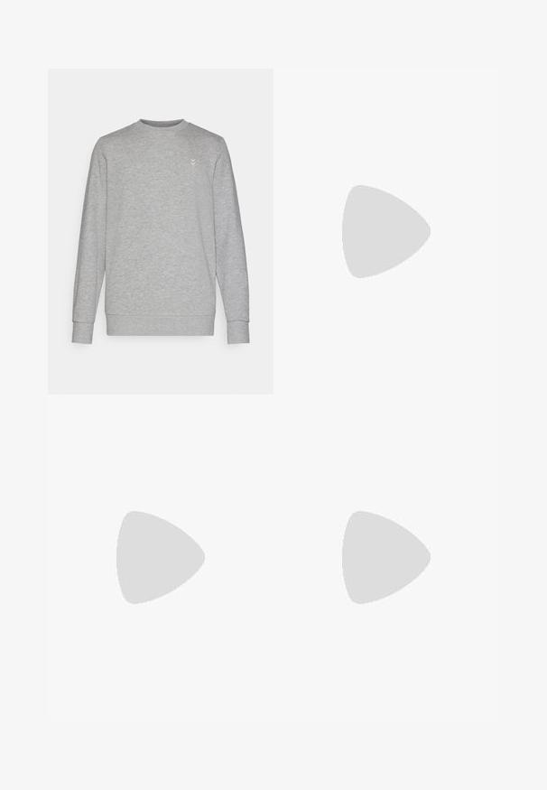 Grijze sweatshirt met een ronde hals, lange mouwen en een subtiele logo op de borst. Gemaakt van een zachte katoenmix met geribbelde manchetten.; Jong persoon met gevlochten haar, gekleed in een lichtgrijs Nike T-shirt en zwarte Nike shorts tegen een effen witte achtergrond.; Beige cargobroek van lichtgewicht katoenen materiaal. Kenmerkend zijn de elastische boorden, meerdere zijzakken en een knoopsluiting.; Witte leren sneakers met perforaties, ronde neus, vlakke zool en dikke veters, met een zichtbare swoosh-logo en "AIR" op de hiel.