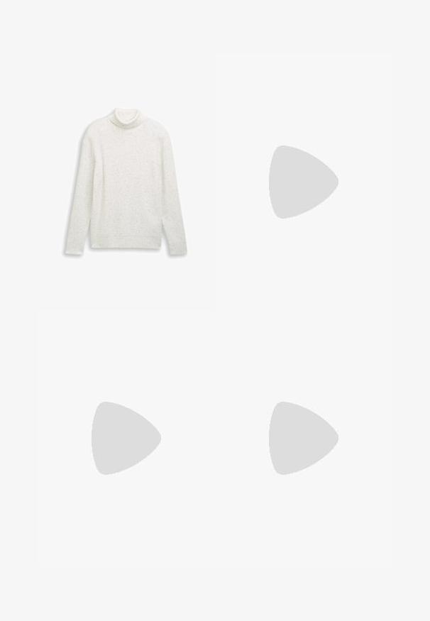 Biały sweter z wysokim kołnierzem o teksturowanym splocie, z wielokolorowymi drobinkami w całym wyrobie. Długie rękawy i wykończony brzeg dolny.; Czarna, oversize koszulka z ciemnoszarym napisem "ALLSAINTS" na piersi oraz słowem "LONDON" mniejszymi literami poniżej.; Jasnoniebieskie, dopasowane dżinsy z lekkim przetarciem na udach, z zapięciem na guziki z przodu, pętelkami na pasek oraz pięcioma kieszeniami, na białym tle.; Szare buty sportowe z cholewką z zamszu i tekstyliów, białym logo Nike i białymi sznurówkami. Posiadają teksturowaną gumową podeszwę i wyściełany kołnierz.