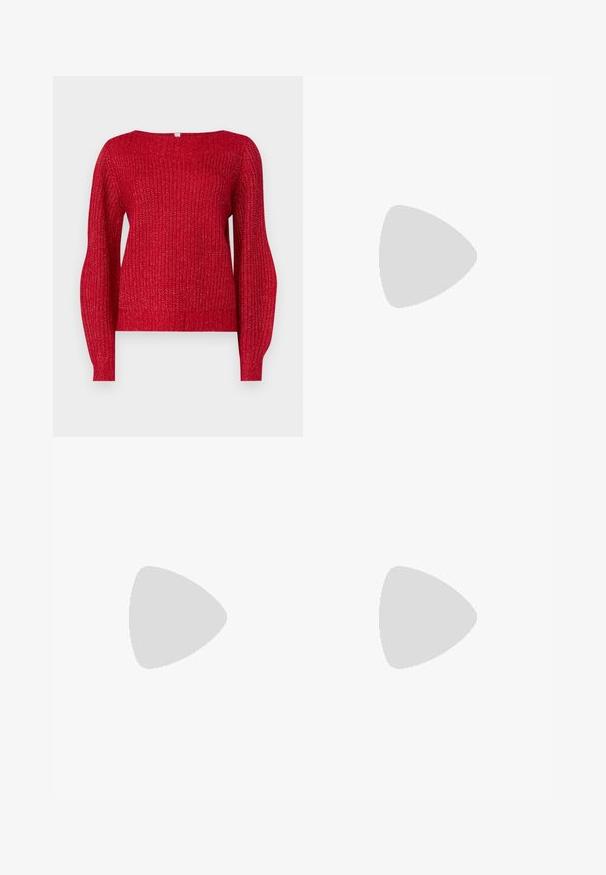 ONLY ONLFILIZ BOAT NECK - Pulóver - equestrian red; Sötétkék denim széles lábú farmernadrág. Öt zsebbel, övhurkokkal és nyers szegéllyel az alján, amelyen látható varrási részletek találhatók.; Kék velúr cipők rózsaszín csíkokkal és fehér fűzővel, gumiból készült talppal, laza farmernadrággal egy zöld felületen.; Fekete bőrtáska ívelt formával, levehető pánttal és arany színű fémrészekkel. A táskán egy csattal díszített fedél található.