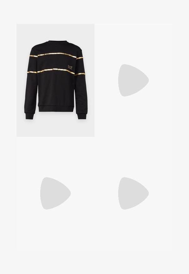 EA7 Emporio Armani TRAIN MONOGRAM - Sportinis megztinis - black/gold; Pilki džinsai su tiesiu kirpimu, penkiomis kišenėmis ir mygtuku užsegimui ant liemens. Subtilus išblukęs tekstūros efektas visame paviršiuje.; Baltos sportbačiai su zomšos akcentais, apvaliu nosiu, plokščiais raišteliais ir kreminės spalvos guminiu padu. Ant kulno yra žalia ženklinimo detalė.; Juodas odinis per petį nešiojamas krepšys su užtrauktuku ant priekio, iškilminiu logotipu ir reguliuojama juosta. Lygi tekstūra su struktūrizuota forma.