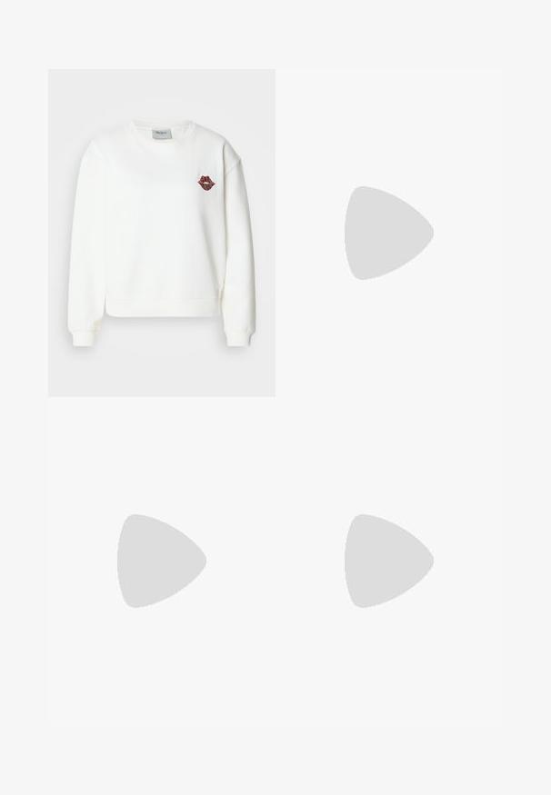 Felpa bianca con design corto, maniche lunghe, polsini a costine e grafica di labbra rosse con la scritta "LONDON" sul petto.; Jeans in denim blu classico con design a gamba dritta, cinque tasche e chiusura con bottone. Presentano un lavaggio medio e una trama robusta.; Scarpe nere in pelle verniciata con punta affilata, tacco a blocco e cinturino alla caviglia, abbinate a scaldamuscoli grigi a coste e una gonna in suede marrone.; Borsa a tracolla in ecopelle nera con texture a coccodrillo, apertura cinchata e tracolla arricciata. Si presenta con un design morbido e compatto.