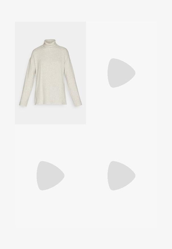 Pull en col roulé de couleur beige clair, avec des manches longues, une texture côtelée, des fentes sur les côtés et une coupe décontractée. Fabriqué en matière tricotée douce.; Pantalons larges noirs en tissu léger, avec une fermeture à bouton à l'avant et un devant plat, dotés d'ourlets soigneusement cousus.; Baskets avec une tige en cuir blanc, un bout en daim gris et trois bandes noires. Présente un logo bleu sur la languette et une semelle en caoutchouc texturée.; Sac à épaule en cuir noir avec une finition douce et texturée. Présente un design incurvé et une seule sangle ajustable. Pas de matériel supplémentaire.