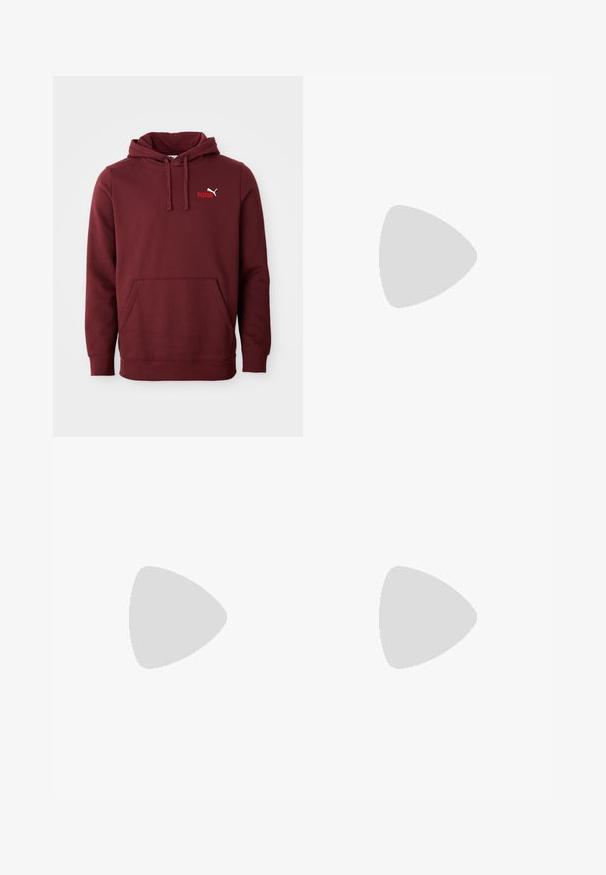 Hoodie Puma bordeaux avec poche kangourou à l'avant, capuche réglable avec cordon de serrage et petit logo Puma sur la poitrine gauche.; Pantalons noirs en tissu durable, dotés d'une coupe droite, d'une taille avec passants de ceinture et de coutures pour une texture ajoutée.; Baskets Puma en daim blanc et noir, avec une semelle en caoutchouc marron. Associées à des chaussettes blanches arborant un logo noir, portées avec un pantalon sombre.; Collier en chaîne dorée avec de grands maillons entrelacés, présentant un détail de pendentif circulaire au centre avec un emblème en relief.