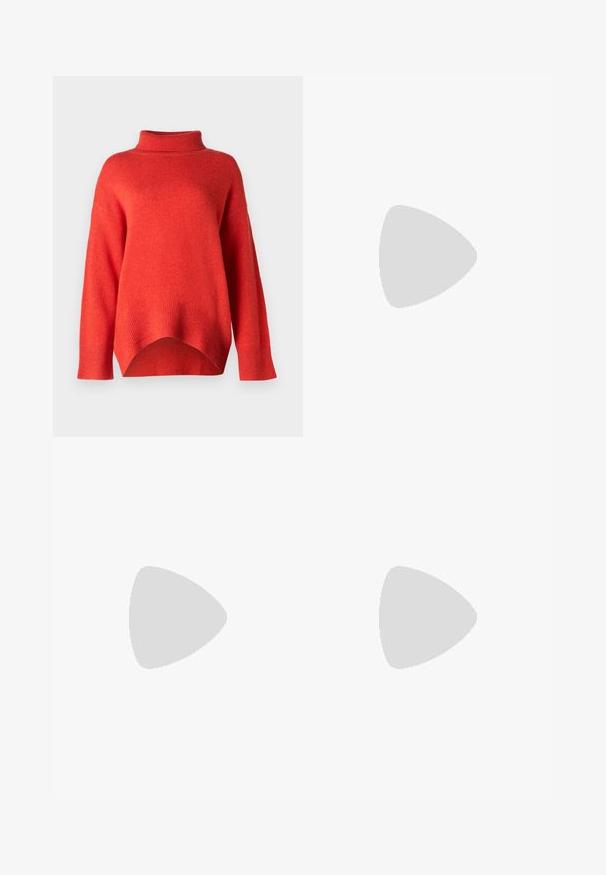 pure cashmere HIGH NECK  - Pulover - fall orange; Črne krojene hlače s direktnim krojem, ki se ponašajo z gladko teksturo in ostrimi pregibi spredaj. Ni vidne kovine.; Črne usnjene sandale na peto z ostro konico, ki imajo tanko peto in zlat ton na nastavljivem traku. Gladka tekstura.; Črna usnjena torbica s strukturnim dizajnom, ki ima skrajšano obliko, zgornji ročaj in zlate dodatke. Vključena je nastavljiva ramenska naramnica.