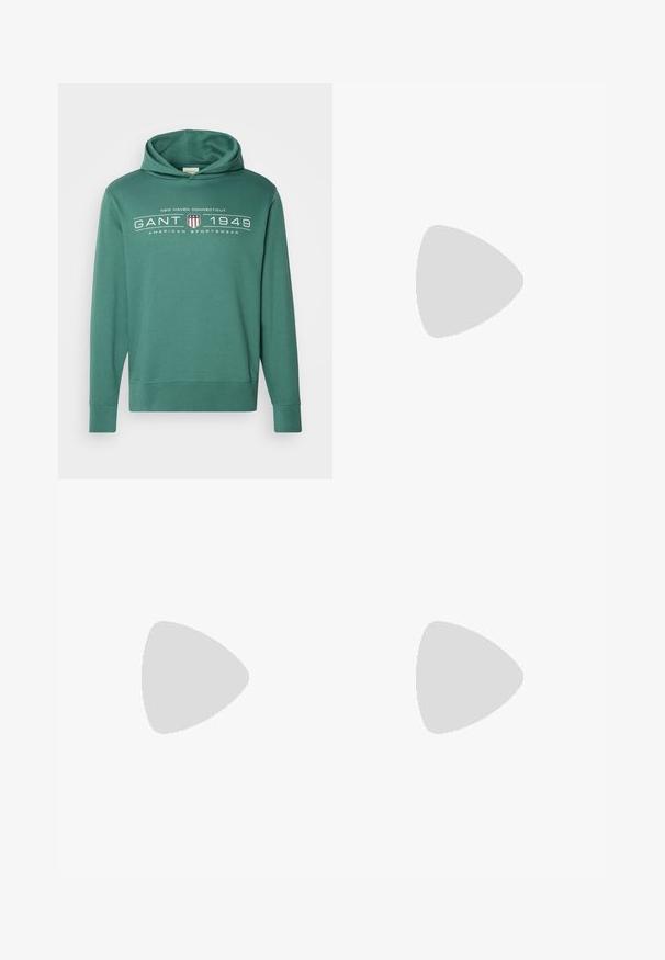 Felpa verde con tasca a marsupio, maniche lunghe e stampa del logo che recita "GANT 1949". Realizzata in materiale morbido e traspirante.; Jeans in denim nero con un design a gamba dritta, dotati di chiusura con bottone, cinque tasche e cuciture minime per un'aspetto pulito.; Scarpa nera in pelle con lacci, punta tonda, texture liscia, cuciture minime e tacco in gomma basso. Logo sul tacco.; Borsa a secchiello nera realizzata in materiale sintetico testurizzato. Presenta due manici e una tracolla regolabile. Design semplice senza motivi visibili.
