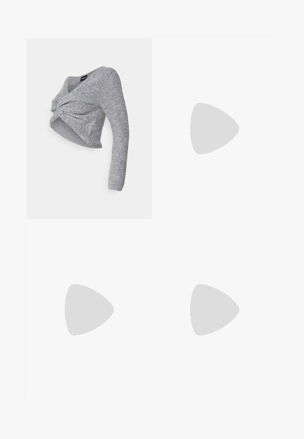 Grijze gebreide cropped sweater met een gedraaide voorkant en lange mouwen, met een textuurstof en een label bij de hals.; Zwangere broeken in zwart, met een rekbare tailleband voor comfort, zijzakken, recht model en een zachte stofstructuur.; Zwarte leren enkellaars met een spitse neus en een blokhak. Gladde textuur, minimalistisch ontwerp en een hoge silhoutte.; Zilveren metalen oorbellen met een gladde, druppelvorm en een gepolijste afwerking. Subtiele gravures voegen detail toe. Minimalistisch ontwerp.