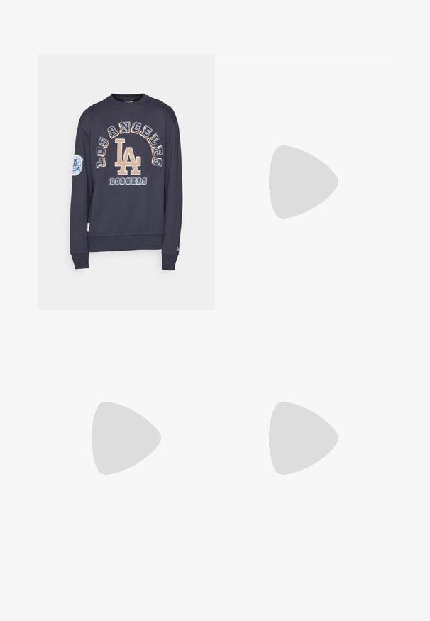 Felpa navy con ricamo in beige e bianco "LOS ANGELES DODGERS" e logo "LA". Polsini e orlo a coste, materiale in cotone morbido.; T-shirt in misto cotone grigio con logo Nike nero; presenta una piccola etichetta Nike sull'orlo laterale; design semplice, maniche corte.; Pantaloni cargo beige in un leggero cotone. Presentano polsini elasticizzati, molteplici tasche laterali e una chiusura con bottone.; Sneakers in pelle bianca con perforazioni, punta rotonda, suola piatta e lacci spessi, con logo swoosh visibile e "AIR" sul tallone.
