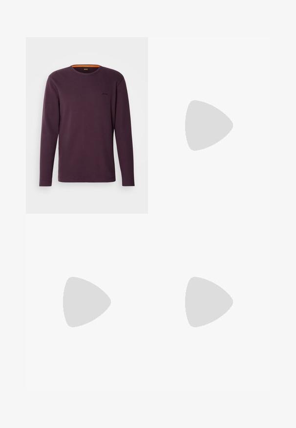 Hosszú ujjú, mély lila crew neck póló bordás textúrával. Narancssárga akcentussal rendelkezik a gallérnál és egy kis logóval a mellkason.; Rövid ujjú zakó sötét bordó színben, Lagos térkép mintával. Jellemzői a tépőzáras gallér, dupla gombos záródás és sima anyagtextúra.; Lila, bő szárú nadrág térkép mintával világosabb árnyalatban. Sima anyagból készült, redőkkel és elasztikus derékrésszel rendelkezik.; Barna bőr loaferek sima felülettel, kerek orral, minimális varrással és vastag fekete gumitalppal. Nincs látható fém vagy díszítés.
