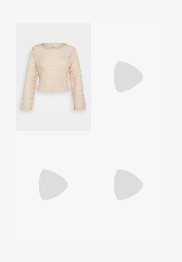 Haut en dentelle beige à manches longues avec un design court et un col arrondi. Présente un motif texturé sur l'ensemble.; Pantalons larges noirs avec une texture lisse, fermeture à un bouton, poches latérales et coupe ajustée. Aucune motif visible ni matériel.; Chaussure à talon en cuir noir, à dos nu, avec un bout pointu et un large talon bloc. Elle dispose d'une sangle réglable avec une boucle en métal.; Boucles d'oreilles en argent, avec une finition lisse et polie. Forme ronde, design léger, avec un mécanisme de fermeture sécurisé.