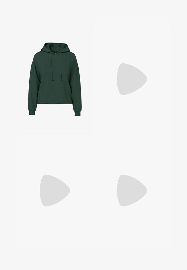 Sudadera verde, hecha de una suave mezcla de algodón, cuenta con una capucha amplia, cordones, hombros caídos y puños de punto. Diseño simple, sin patrones.; Jeans negros de cintura alta con cierre de botón y cremallera, bolsillos frontales y piernas acampanadas, dispuestos sobre un fondo blanco.; Zapatillas de crema y lavanda con tres rayas y una suela marrón texturizada, que cuentan con cordones y un talón acolchado. Parte superior de tela suave.; Bolso tote de cuero negro con textura lisa, forma rectangular y dos asas largas. Sin herrajes ni adornos visibles.
