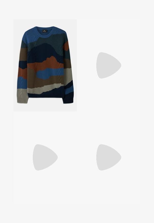 Pleteni pulover s okruglim izrezom i različitim teksturama u nijansama plave, zelene, smeđe i sive boje sa detaljima od kablova.; Široke plave traperice od denima s izblijeđenim završetkom. Imaju pet džepova, prednje kopčanje na gumb i ravni kroj.; Crni kožni mokasini s glatkom teksturom, zaobljenim prstima i ukrasnom trakom preko prednjeg dijela. Niski slojeviti potplat, minimalistički dizajn.; Taupe kožna crossbody torba s prednjim džepom na zatvarač, podesivim remenom, reljefnom teksturom i urezanim logotipom sprijeda.