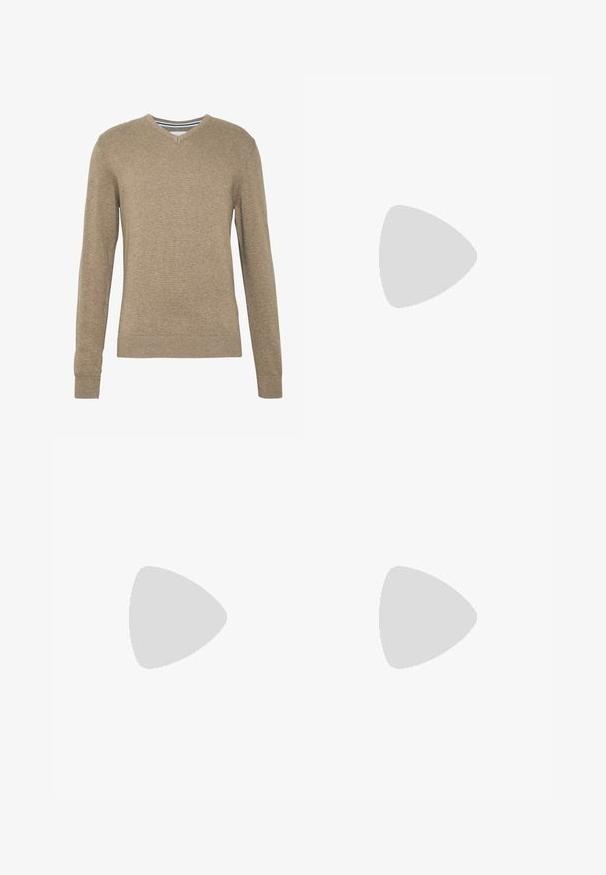 Suéter con cuello en V hecho de un suave tejido de punto en marrón claro, con mangas largas y puños y bajo acanalados. Textura sutil en toda la tela.; Camiseta negra de algodón, con cuello redondo clásico, mangas cortas y dobladillo recto. Sin patrones ni gráficos.; Pantalones de algodón negro con corte slim, que presentan dos bolsillos laterales y un cierre frontal con botón. Tejido texturizado con detalles sutiles.; Zapato negro de cuero sin cordones con un upper suave, detalles de costura, punta redonda y un bajo tacón de goma. La suela presenta una tracción mínima.