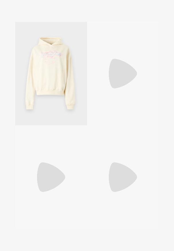 Felpa con cappuccio color crema, dalla vestibilità morbida, dotata di tasca frontale e di una grafica rosa e blu sul petto.; Jeans beige a gamba larga con vita alta, dotati di chiusura a pulsante, tasche frontali e orlo sfrangiato. Realizzati in tessuto denim.; Scarpe da ginnastica di colore azzurro chiaro con una tomaia in rete e sintetico, caratterizzate da pois bianchi e dettagli riflettenti, design con lacci e suole imbottite.; Borsa a spalla bianca con una finitura testurizzata, un accentuato fermaglio centrale e una forma curva. Chiusure a cerniera su entrambi i lati.