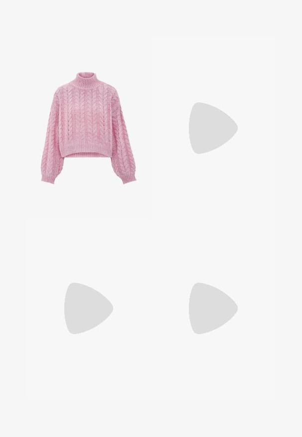 Svetra v svetlo roza barvi pletena z visokim ovratnikom, kablom in širokimi rokavi. Tkanina se zdi mehka in teksturirana. Kratka zasnova.; Svetlo roza široke hlače z žepi, z teksturiranim zaključkom in razcnim robom. Imajo zapiranje na gumb in zanke za pas.; Sandalice z večjim peto v bež barvi z navzkrižno naramnicami, nastavljivim paščkom okoli gležnja in teksturirano pleteno espadrillo-stil peto.; Ročna torba iz kravjega usnja s kremasto podlago in temno rjavimi madeži, pravokotne oblike, zložljiv pokrov in odstranljiv ramenski trak.