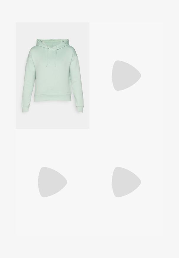 ONLY Play ONPLOUNGE LIFE HOOD NOOS - Sweat à capuche - frosty green; T-shirt ajusté à manches courtes vert clair avec un col rond, une texture lisse et un logo subtil sur le côté gauche devant.; Leggings noirs en matériau extensible. Taille haute, texture lisse, avec des accents en motif au bas de la jambe.; Chaussure de sport blanche avec un dessus en tricot texturé, une semelle intermédiaire blanche lisse et une semelle extérieure en caoutchouc présentant un motif discret.
