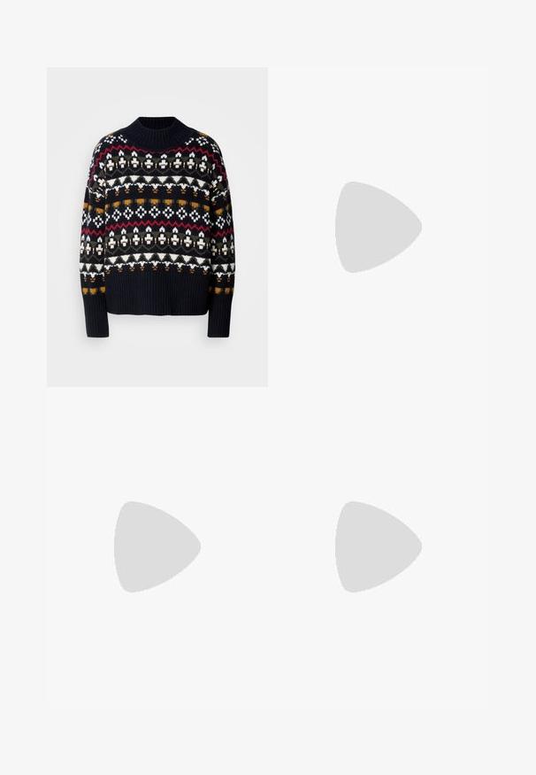 Πλεκτό ναυτικό πουλόβερ με μοτίβο Fair Isle σε λευκό, κόκκινο, ελιόχρωμο και κίτρινο, με ριγέ γιακά και στρίφωμα, μέτρια παχύτητα.; Μπλε τζιν παντελόνι με κανονική γραμμή, διαθέτει φερμουάρ, δύο μπροστινές τσέπες και ήπια ξεθωριάσματα σε όλο το ύφασμα.; Καφέ suede μποτάκι μέχρι τον α�στράγαλο με χοντρή μαύρη καουτσούκ σόλα, διαθέτει ελαφριά τακούνι και θηλιά στο πίσω μέρος για εύκολη χρήση.; DRAGON DIFFUSION NANTUCKET BASKET BIG - Τσάντα χειρός - naranja