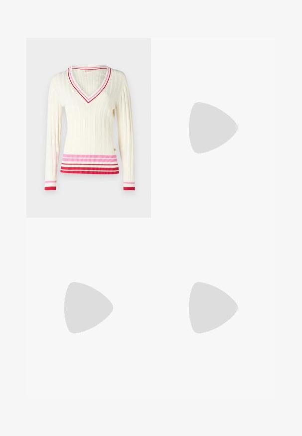 Maglione bianco a coste con scollo a V, maniche lunghe e strisce orizzontali nei toni di rosa e rosso all'orlo e ai polsini.; Jeans in denim azzurro chiaro con taglio dritto, design a cinque tasche e cuciture visibili. Presentano una chiusura con zip e bottone in vita.; Tacchi slingback in pelle nera con punta affusolata, caratterizzati da un tacco alto e un accento dorato sulla cinghia regolabile. Texture liscia.; Orecchini a cerchio argentati con un design liscio e curvo. Presentano una finitura metallica lucida e una chiusura a perno. Nessun motivo o accentuazione visibile.