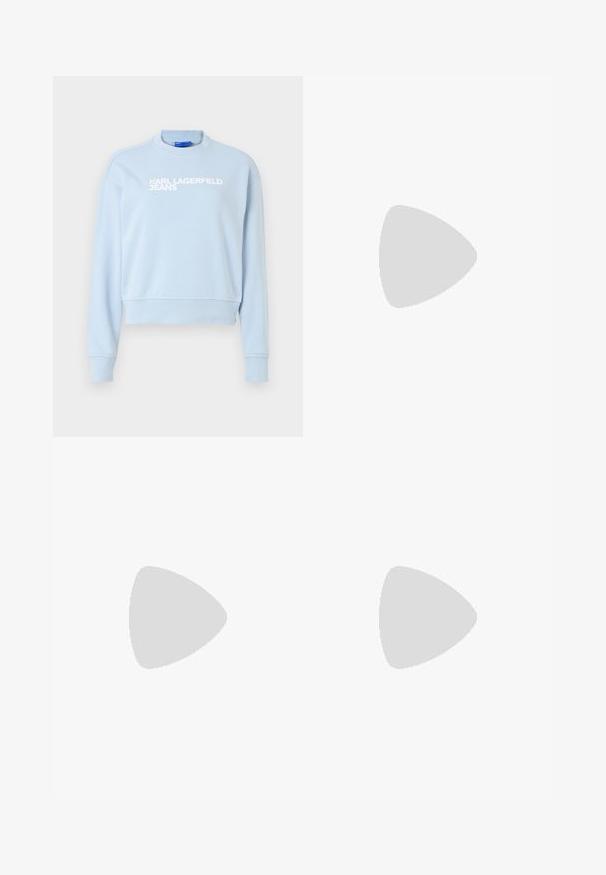 Sweatshirt azul claro de manga comprida com decote redondo, apresenta um logótipo branco com a inscrição "KARL LAGERFELD JEANS". Fabricado em material macio e com um corte descontraído.; Jean azul de perna larga com um design clássico de cinco bolsos, apresentando um fecho frontal com botão e zip, e uma textura ligeiramente desgastada.; Saltos slingback em couro preto com bico fino, apresentando um salto esguio e um detalhe em tom dourado na alça ajustável. Textura suave.; Bolsa de couro preto com um design estruturado, alças superiores duplas, detalhe de fivela em tom dourado e logotipo da marca em relevo na frente.